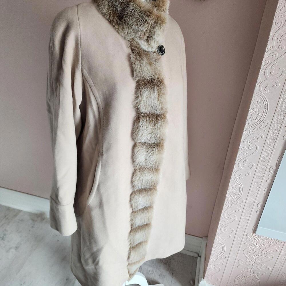 LKNW flawless Albert Nipon Beigey ivory color with faux fur fox classic M